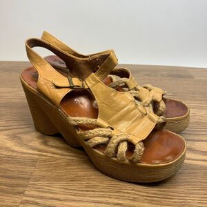 1970's FAMOLARE Womens Vintage Shoes Sandals Heels Rubber Wavy Wedge Size 6